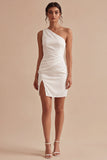 Robe blanche de remise de diplôme blanche bodycon, froncée à une épaule et fente