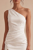 Robe blanche de remise de diplôme blanche bodycon, froncée à une épaule et fente