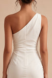 Robe blanche de remise de diplôme blanche bodycon, froncée à une épaule et fente