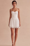 Mini robe en dentelle blanche à la ligne A