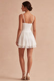 Mini robe en dentelle blanche à la ligne A