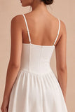 Mini robe en dentelle blanche à la ligne A