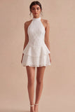 Une mini-robe blanche à volants à volants blanche à rangs en paillettes en ligne