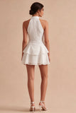 Une mini-robe blanche à volants à volants blanche à rangs en paillettes en ligne
