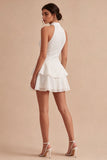 Une mini-robe blanche à volants à volants blanche à rangs en paillettes en ligne