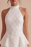Une mini-robe blanche à volants à volants blanche à rangs en paillettes en ligne