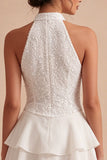 Une mini-robe blanche à volants à volants blanche à rangs en paillettes en ligne