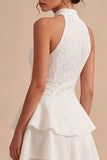 Une mini-robe blanche à volants à volants blanche à rangs en paillettes en ligne