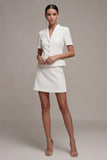 Robe d’affaires courte blanche à boutonnage simple boutonné en deux pièces et manches