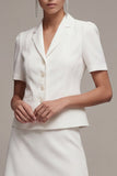 Robe d’affaires courte blanche à boutonnage simple boutonné en deux pièces et manches