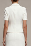 Robe d’affaires courte blanche à boutonnage simple boutonné en deux pièces et manches