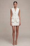 Robe d’affaires blanche courte en deux pièces à revers cranté, coupe slim à simple boutonnage
