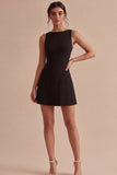 Une petite robe noire en satin à col bateau Line