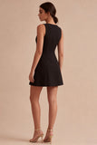 Une petite robe noire en satin à col bateau Line