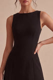 Une petite robe noire en satin à col bateau Line