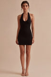 Petite robe noire simple en satin moulant