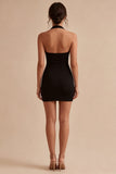 Petite robe noire simple en satin moulant