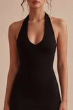 Petite robe noire simple en satin moulant