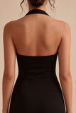 Petite robe noire simple en satin moulant
