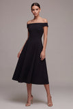 Une petite robe noire midi à épaules décollées