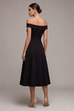 Une petite robe noire midi à épaules décollées