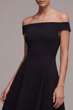 Une petite robe noire midi à épaules décollées
