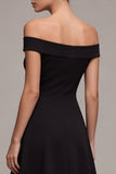 Une petite robe noire midi à épaules décollées