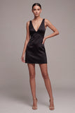 Petite robe noire noire moulante en satin à col en V