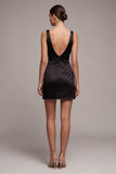Petite robe noire noire moulante en satin à col en V