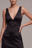 Petite robe noire noire moulante en satin à col en V