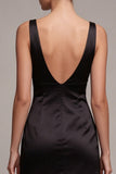 Petite robe noire noire moulante en satin à col en V