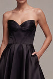 Corset sans bretelles Petite robe noire à lignes avec poches