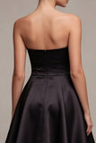 Corset sans bretelles Petite robe noire à lignes avec poches