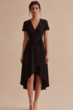 Une petite robe noire A haute à col en V à manches courtes avec poches