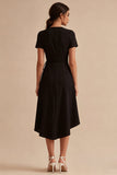 Une petite robe noire A haute à col en V à manches courtes avec poches