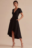 Une petite robe noire A haute à col en V à manches courtes avec poches