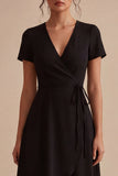 Une petite robe noire A haute à col en V à manches courtes avec poches