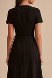 Une petite robe noire A haute à col en V à manches courtes avec poches