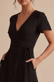 Une petite robe noire A haute à col en V à manches courtes avec poches
