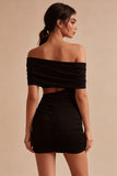 Petite robe noire moulante découpée à l’épaule