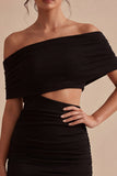 Petite robe noire moulante découpée à l’épaule