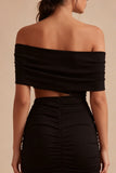 Petite robe noire moulante découpée à l’épaule