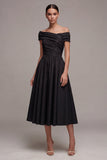 Robe formelle noire à fronçages longs en A sur les épaules