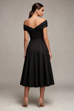 Robe formelle noire à fronçages longs en A sur les épaules