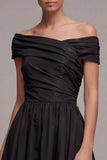 Robe formelle noire à fronçages longs en A sur les épaules