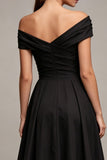 Robe formelle noire à fronçages longs en A sur les épaules