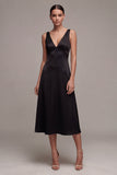 Robe formelle noire en satin à col en V long