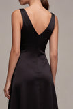 Robe formelle noire en satin à col en V long