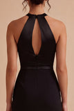 Petite robe noire moulante à col rond et moulante à trou de serrure