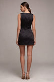 Petite robe noire moulante en satin à col bateau à trou de serrure